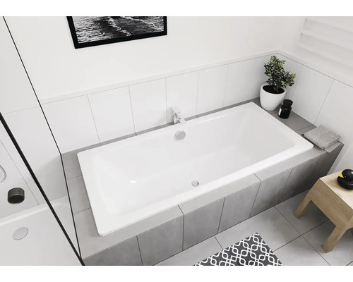 Helles Badezimmer mit eingebauter Badewanne und grauen Fliesen