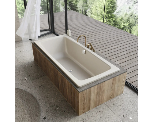 Freistehende Badewanne mit Holzverkleidung und Armatur vor Fenster