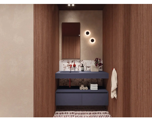 Modernes Badezimmer mit Waschtischunterschrank, Spiegel und Beleuchtung