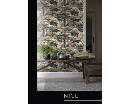 Szene mit gemusterter Tapete, Holzbank, Zimmerpflanzen und Teppich für ein gemütliches Ambiente