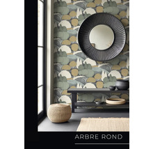 Raumansicht mit Tapete mit Baummotiv, Spiegel und Dekoration