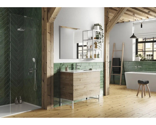 Badezimmer mit Dusche, Waschtisch mit Spiegel und Holzdekor