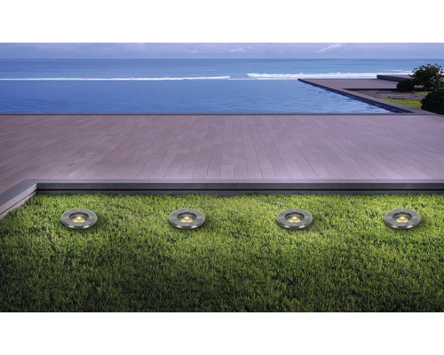 Bodeneinbaustrahler im Garten mit Blick auf das Meer