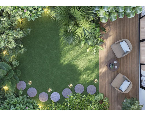 Draufsicht eines Gartens mit Rasenfläche, Pflanzen, Steinstufen, Gartenbeleuchtung, Holzterrasse und Sitzbereich