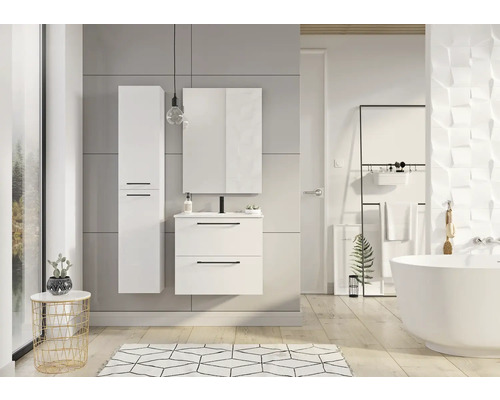 Badezimmer mit Waschbeckenunterschrank, Spiegelschrank und Hochschrank in hellem Design