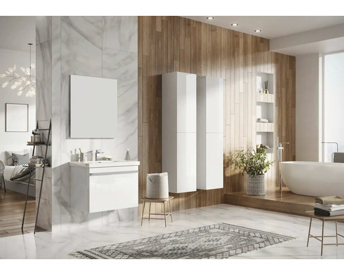 Helles Badezimmer mit Waschtisch, Spiegel, Badewanne und Holzverkleidung