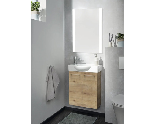 Badezimmer mit Waschtischunterschrank, Aufsatzwaschbecken und beleuchtetem Spiegel