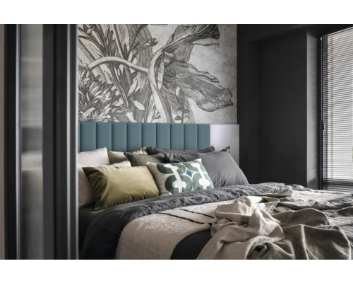 Wandkissen Salva grün-blau Gewebte-Optik 60 x 15 cm Schlafzimmer mit Bett, Kissen, Tagesdecke und floralem Wandbild