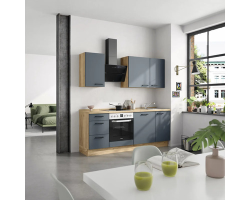 Moderne Küche mit Einbauschränken, Dunstabzugshaube und Elektroherd in einem hellen Raum.