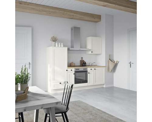 Helle Küche mit weißen Schränken, Dunstabzugshaube und Holzelementen