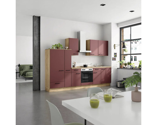 Moderne Küche mit Küchenschränken, Arbeitsplatte, Dunstabzugshaube und großem Fenster