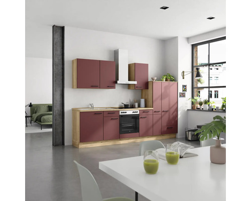 Moderne Küche mit auberginefarbenen Schränken, hellem Holzdekor und weißer Dunstabzugshaube in einem hellen Raum