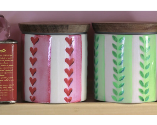 Zwei Vorratsgläser mit Holzdeckel und Herz- beziehungsweise Blattmuster