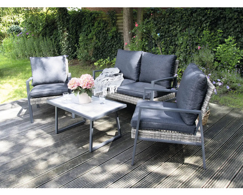 Gartenmöbelset mit Tisch, Zweisitzer und Sessel auf einer Holzterrasse