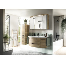 Modernes Badezimmer mit Waschtisch, Spiegelschrank und Hochschrank in Holzoptik.