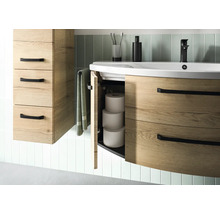Badezimmer mit Waschtischunterschrank und Hochschrank in Holzoptik, mit offenem Schrankfach und Toilettenpapierrollen