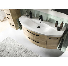 Waschtisch mit Unterschrank, Armatur und Accessoires im Badezimmer