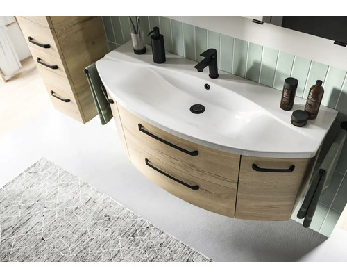 Waschtisch mit Unterschrank, Armatur und Accessoires im Badezimmer