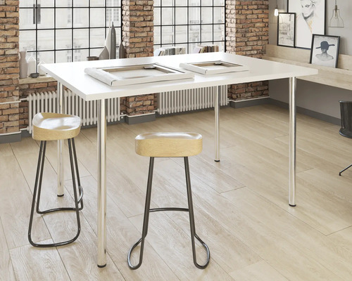 Szene mit weißem Tisch, zwei Hockern, zwei Bilderrahmen und hellem Holzboden.