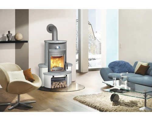 Wohnzimmer mit Kaminofen, Sessel und Sofa für eine gemütliche Atmosphäre