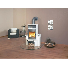 Kaminofen mit Holzscheiten und Glasbodenplatte in einem Wohnzimmer.