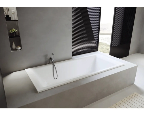 Helle Badezimmerszene mit eingelassener Badewanne und Handbrause