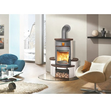 Wohnzimmer mit Kaminofen, Holzscheiten und moderner Einrichtung