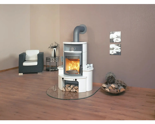 Kaminofen mit Holz in einem Wohnzimmer.