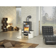 Wohnzimmer mit Kaminofen, Holzregal und Liege
