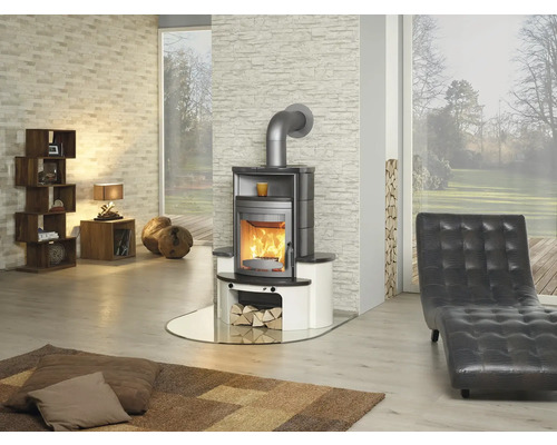 Wohnzimmer mit Kaminofen, Holzregal und Liege