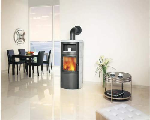 Wohnzimmer mit Kaminofen, Esstisch und Dekoration für eine wohnliche Atmosphäre