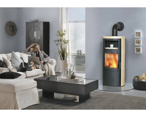 Wohnzimmer mit Kaminofen, Couch und Couchtisch