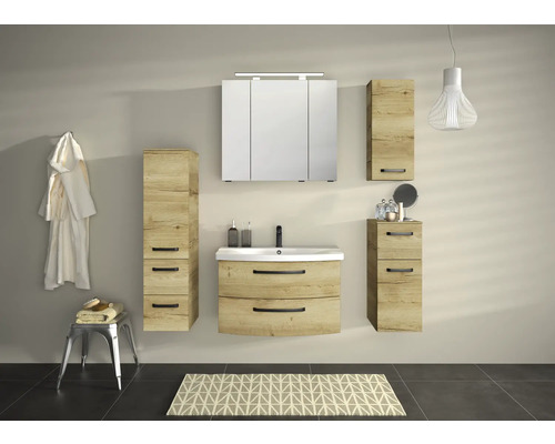 Badezimmer mit Waschtisch, Spiegelschrank und Hochschränken in Holzoptik