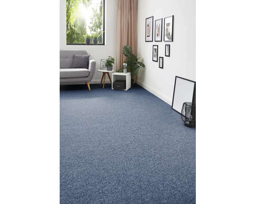 Wohnzimmer mit blauem Teppichboden, Sofa und Dekorationen