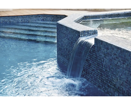 Schwimmbad mit Wasserfall und Mosaikfliesen