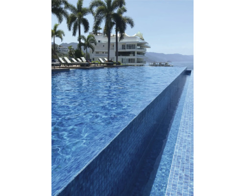 Schwimmbad mit Mosaikfliesen und Infinity-Pool-Design, umgeben von Palmen und einem Gebäude