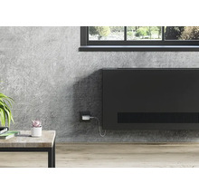 Wohnraum mit Wandheizung, Tisch und Fenster