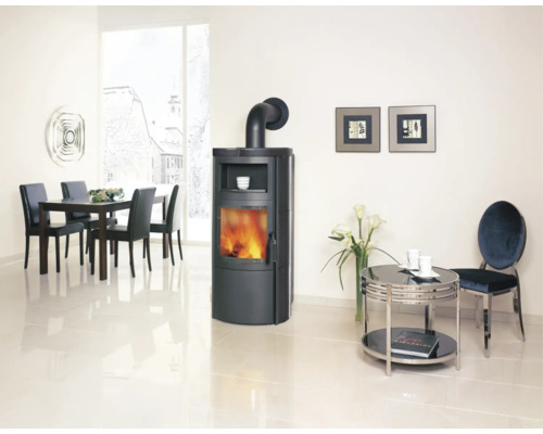 Wohnzimmer mit Kaminofen, Esstisch und Sitzgruppe für gemütliche Atmosphäre.