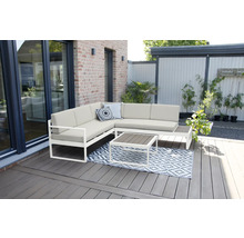 Gartensitzgruppe mit Ecksofa, Tisch und Teppich auf einer Terrasse