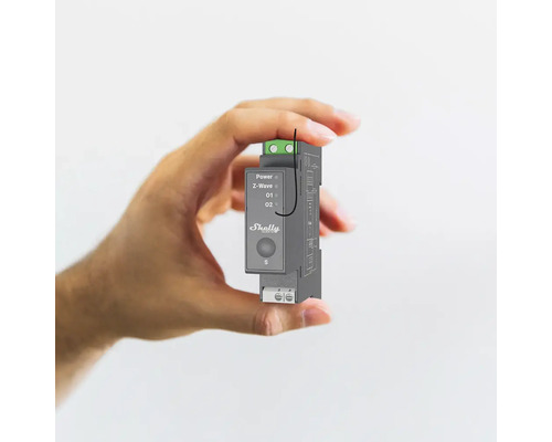 Hand hält Shelly Z-Wave Aktor zur Hausautomation