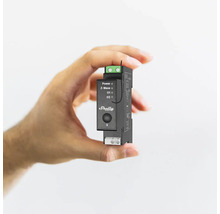 Hand hält Shelly Smart Home Gerät für die Hausautomation
