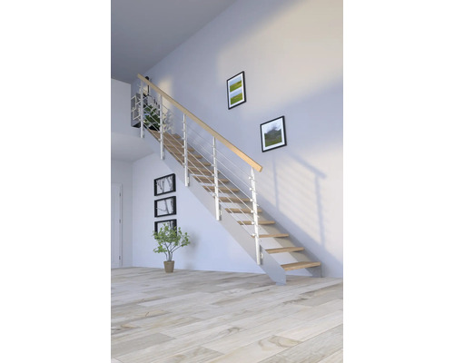 Treppe mit Holzstufen und Edelstahlgeländer in einem hellen Raum