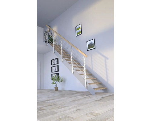 Treppe mit Holzstufen und Geländer aus Metall in einem hellen Raum.