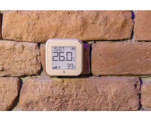Digitales Thermometer an Ziegelwand