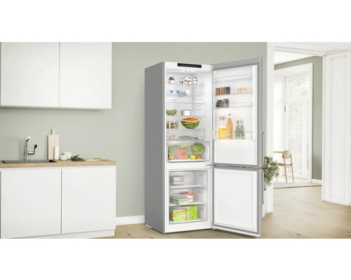 Geöffneter Kühlschrank mit Gefrierfach in einer modernen Küche.