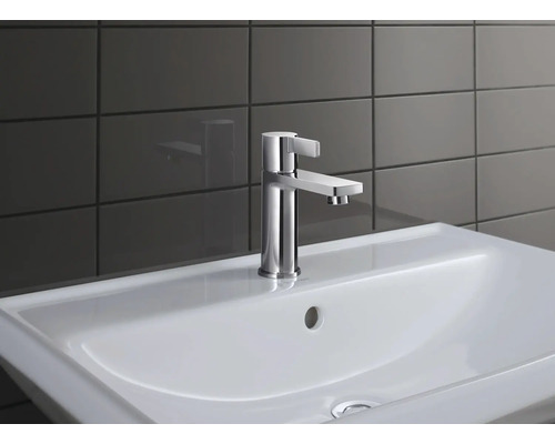 Waschtischarmatur aus Metall auf einem Keramikwaschbecken