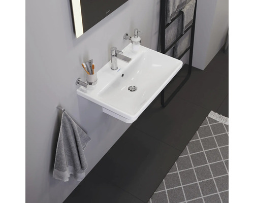 Waschtisch mit Armatur, Seifenspender und Handtuchhalter im Badezimmer