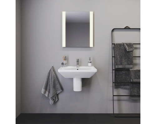 Badezimmer mit Waschbecken, Spiegel mit Beleuchtung und Handtuchhalter