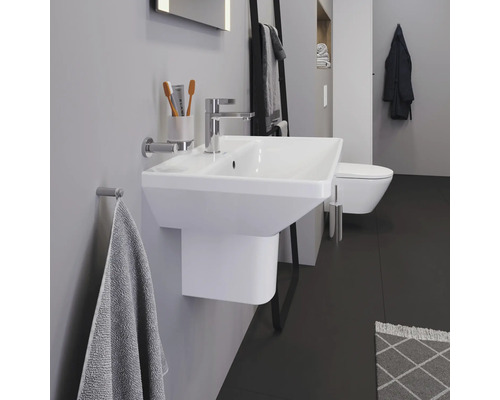 Badezimmer mit Waschbecken, Armatur, Handtuchhalter und Toilette