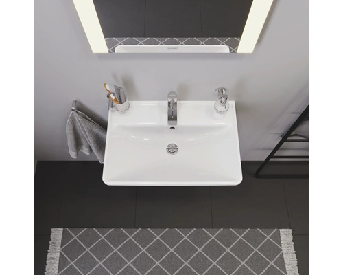 Aufnahme von oben eines Badezimmers mit Waschbecken, Spiegel und Accessoires